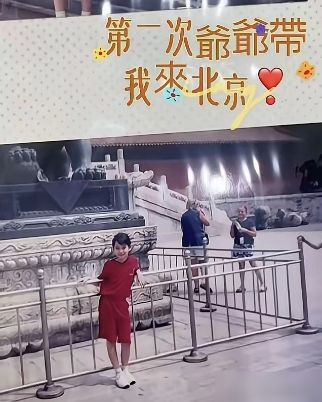 马筱梅晒了张童年照，评论区直接炸了。一堆人说汪吉辰那张嘴，跟马筱梅小时候一模一样，元宝嘴，肉嘟嘟的，