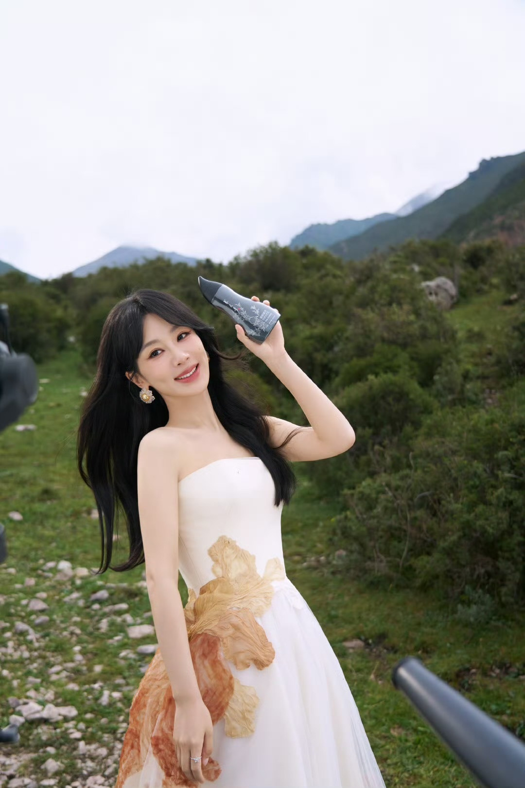 杨紫杨紫抹胸花瓣白纱裙杨紫白色抹胸纱裙啊啊啊！杨紫太美啦～​​​