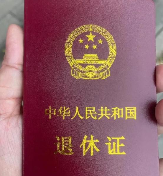 随着人社部、财政部关于养老金调整通知延迟的时间越来越长，最近有一个新的论点成为大