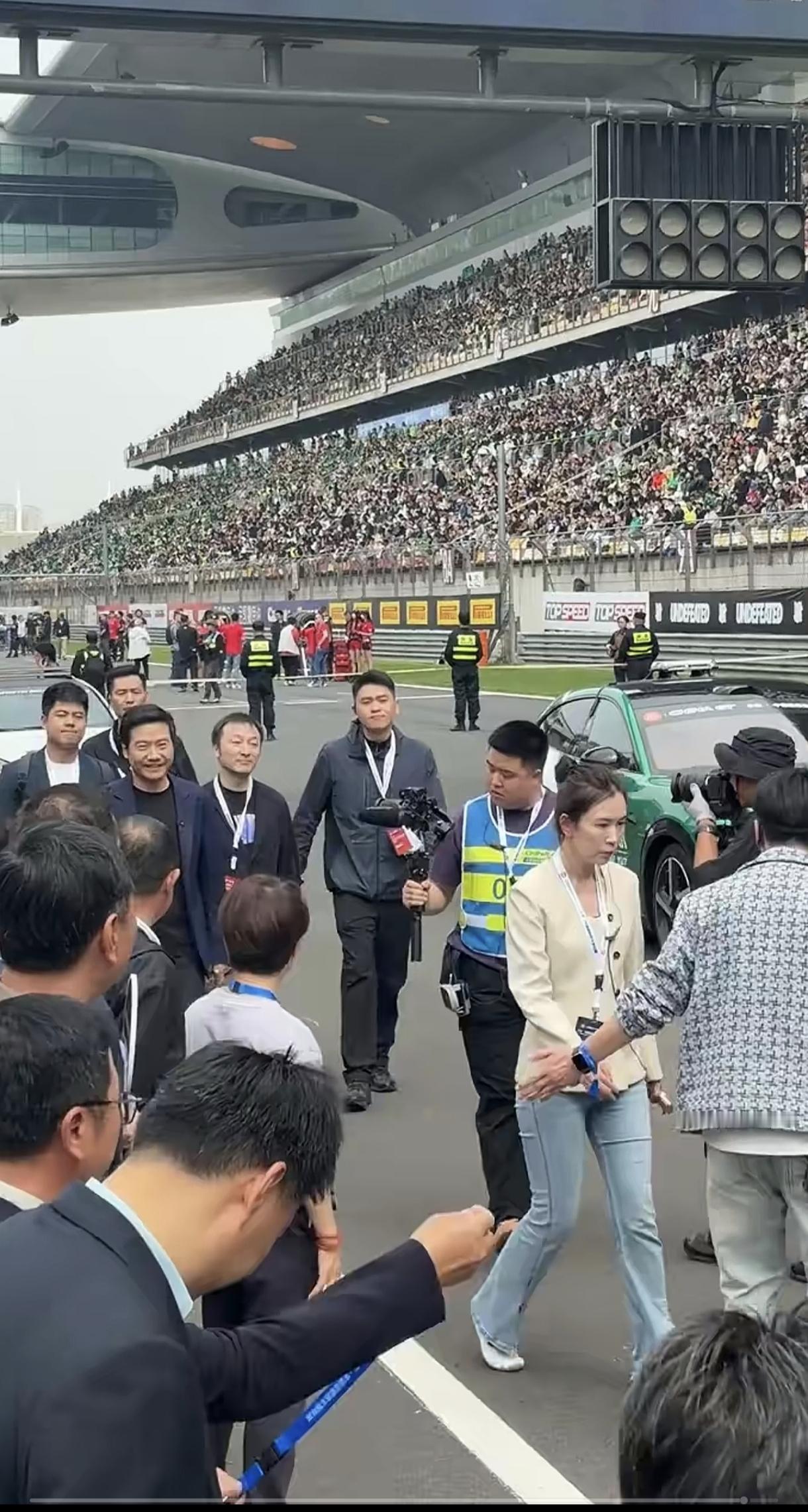 雷军现身上海国际赛车场，这一趟买卖不错，喜气洋洋，小米YU7、SU7Ultra