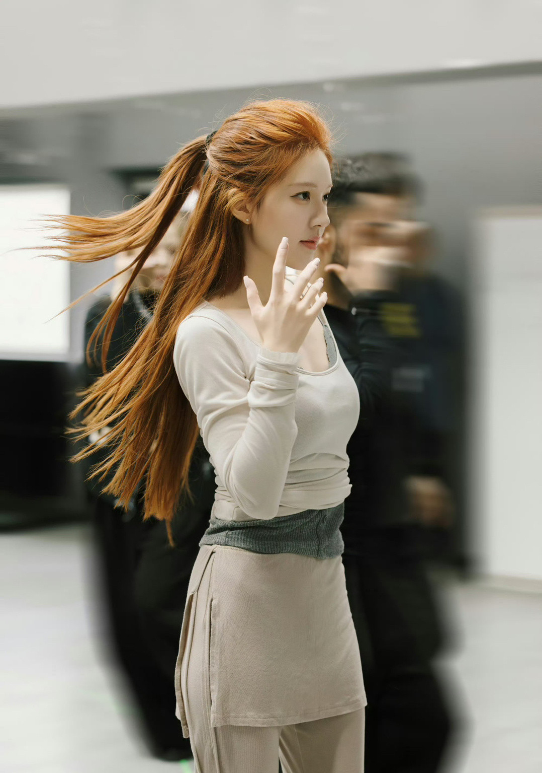 赵露思音乐会彩排花絮图，好美的一组图，灯光温柔的照耀她，熠熠生辉！