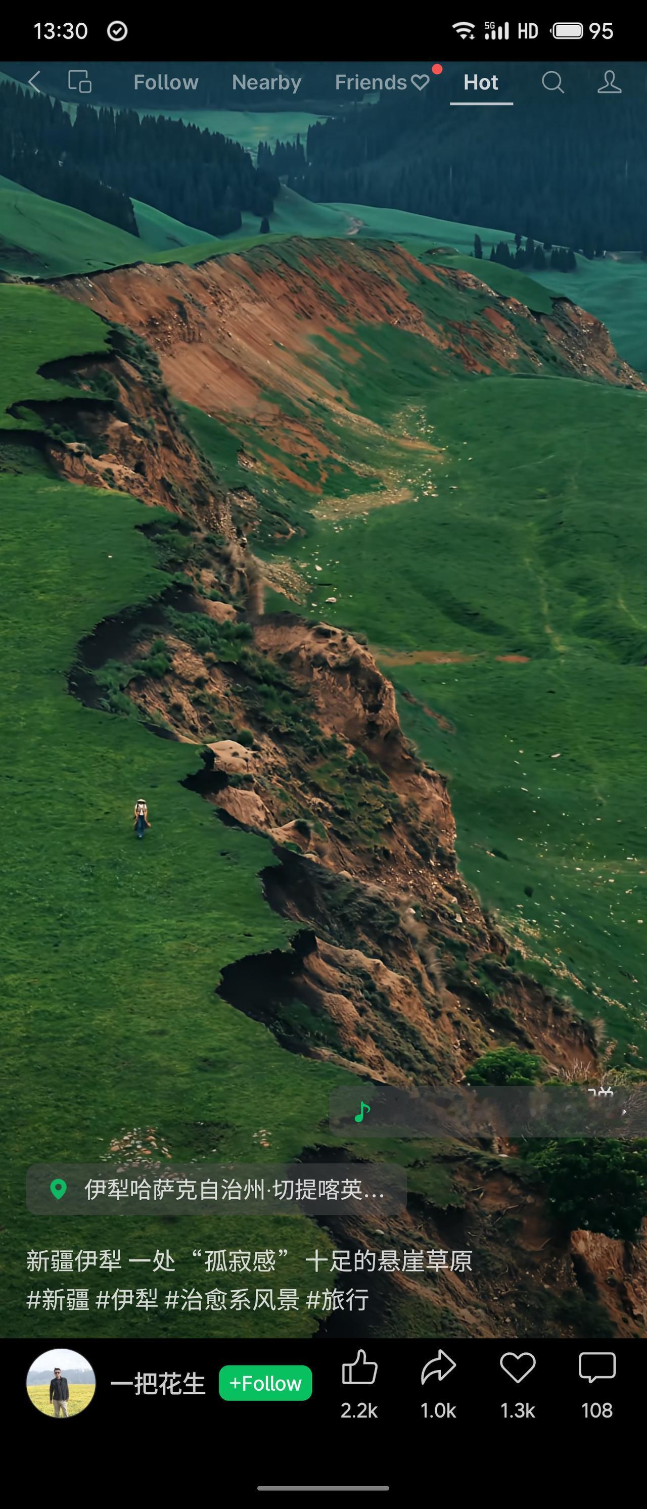 悬崖草原位于新疆伊犁的“切提喀英德布拉克萨依”，是一处充满“孤寂感”的小众秘境。