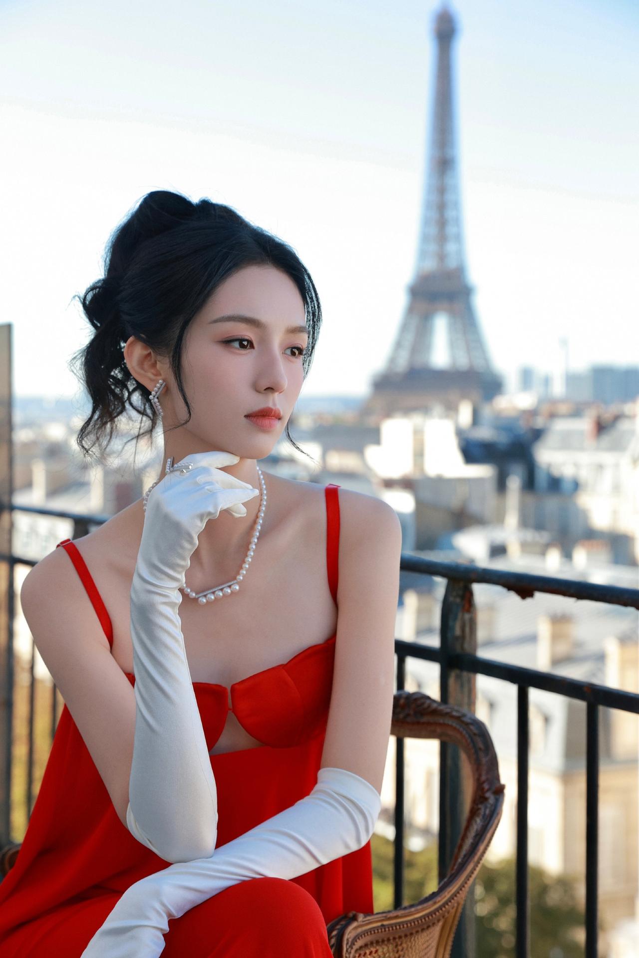 周也Dior自信的女人最美丽！有没有人跟我一样，周也巴黎时装周那“神之十秒”时，
