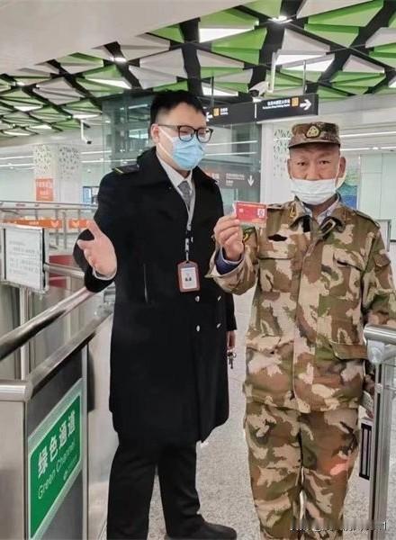 在苏州，持有《退役军人优待证》可享受以下四大类优待政策。苏州政策对全国退役军人均