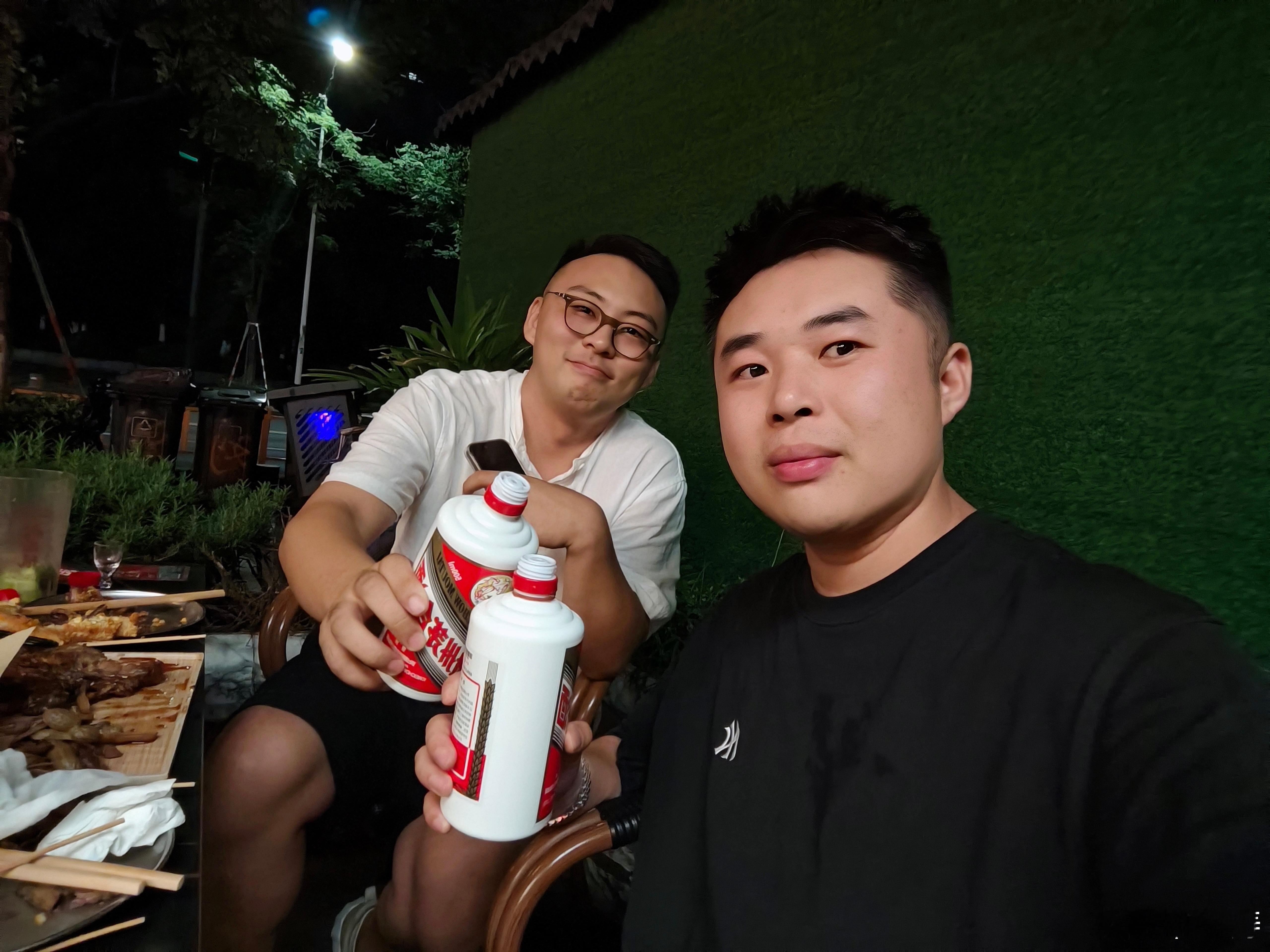 我们三个人晚上喝光了两瓶茅子​​​