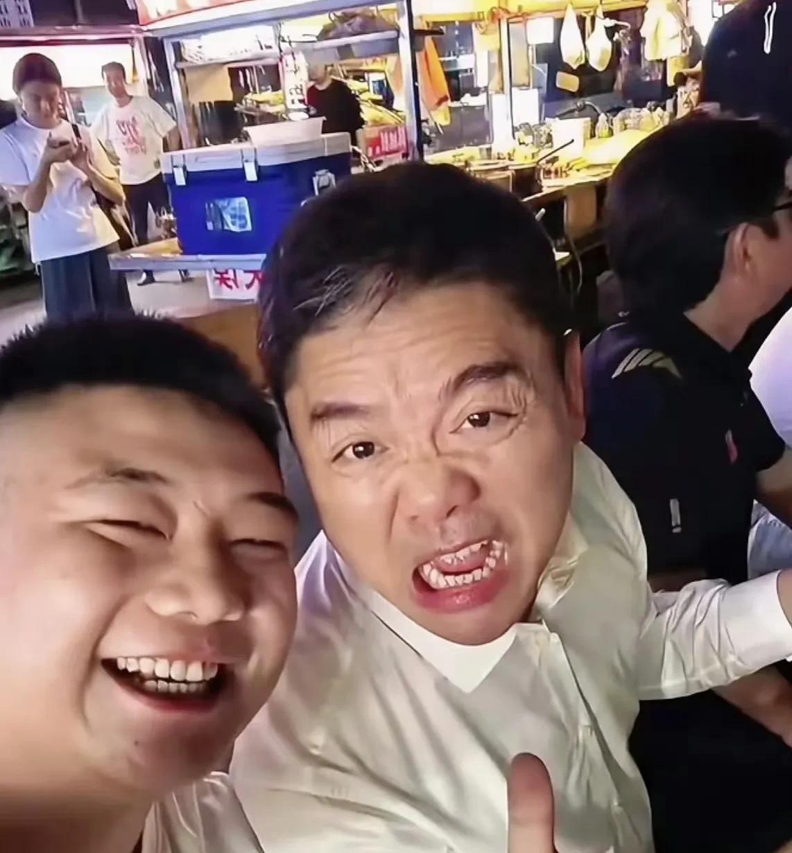 对于刘强东这个人怎么评价，有网友说，我上高中的时候，刘强东对宿迁就帮扶不少了，只