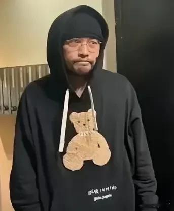 发现一个奇怪的现象：久居国外或经常往国外跑的人，面相和身体姿态都会发生不同程度的