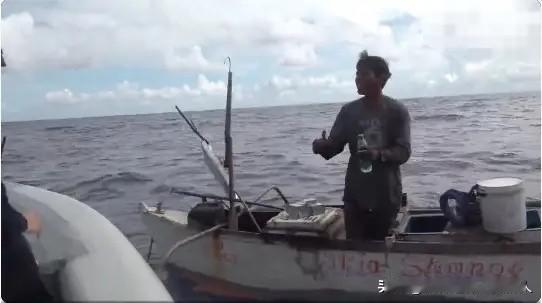 现实里的农夫与蛇。12月25日，中国海警船在巡逻的时候，遇到一名菲律宾渔民。