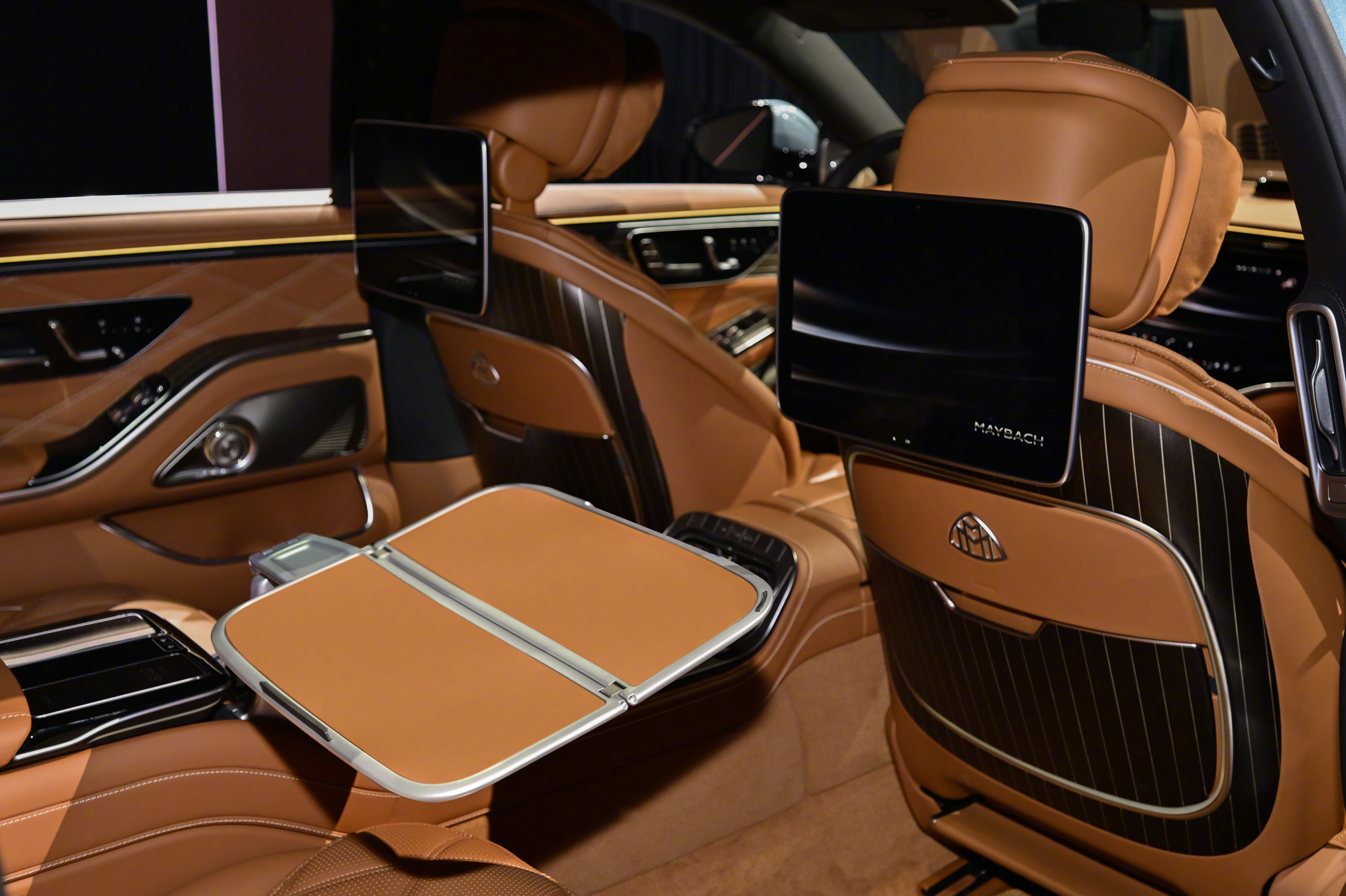 全新迈巴赫S级来了，气场很不错！玩奢华迈巴赫还是手拿把攥。另外后续还会有V级纯电