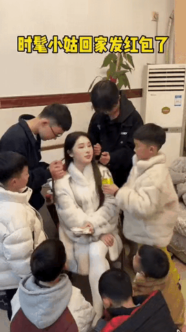 这才是过年顶配版姑姑，也太爽了吧！7个侄子排队伺候：2个捶背、1个捶腿、1个