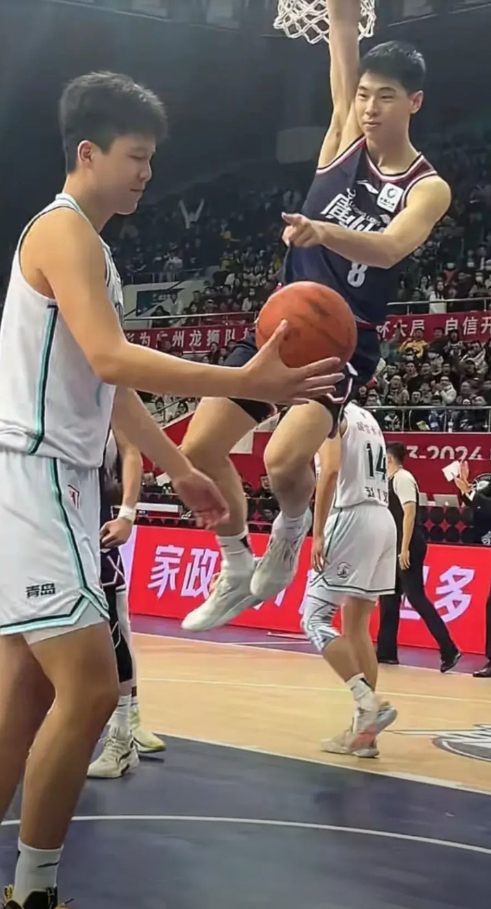 命运造化人啊！昔日崔永熙扣篮后手指杨瀚森如今，2人命运各不同啊，一向被人