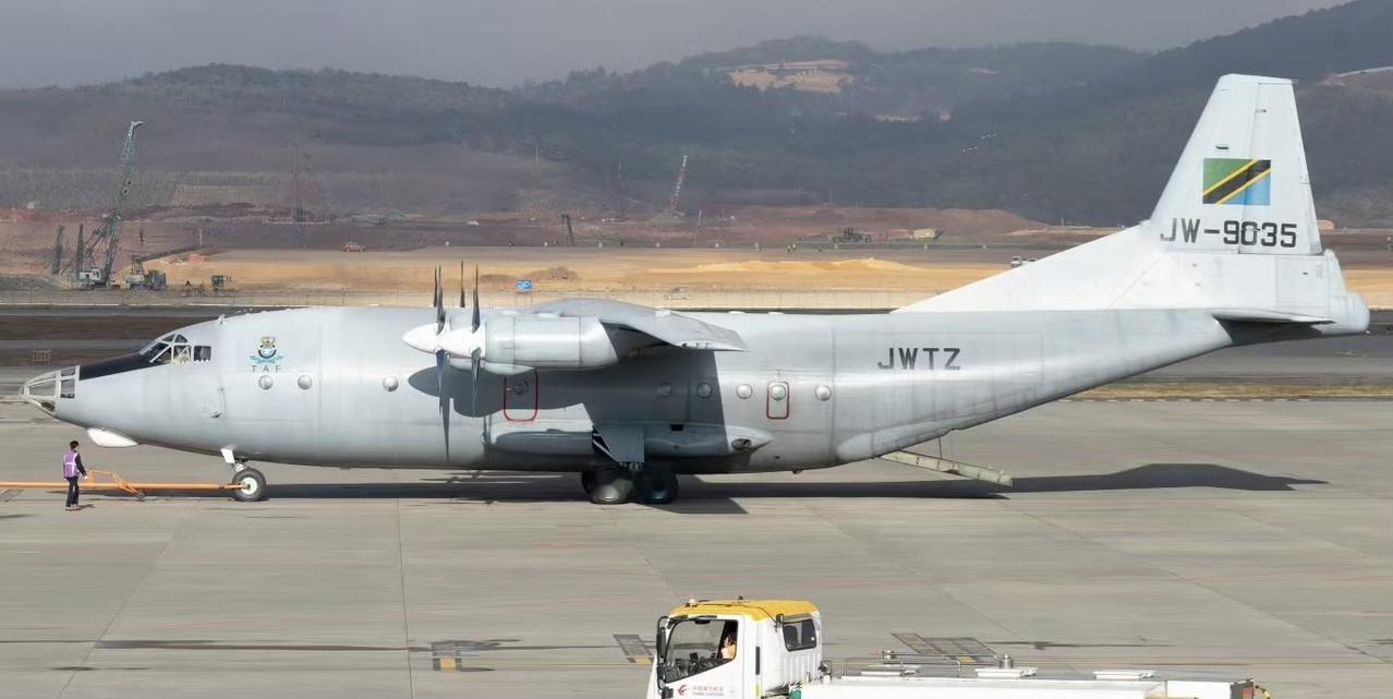 坦桑尼亚空军Y-8F-200运输机在昆明歇脚，准备去汉中进厂检修，预计2003年