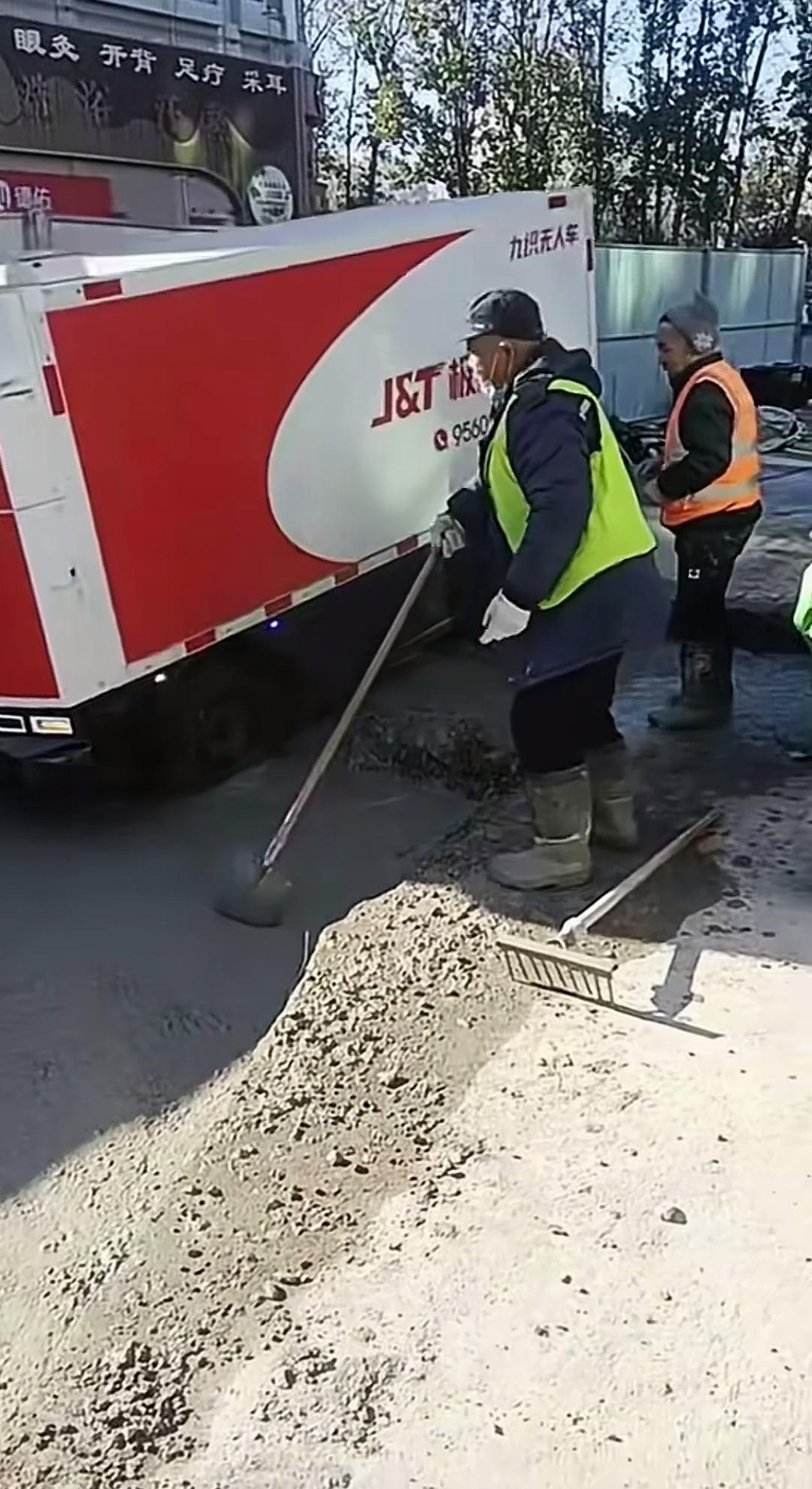 无人快递车不听调度，硬闯施工现场，径直往刚浇筑的水泥路上开去，这可让负责将水泥面