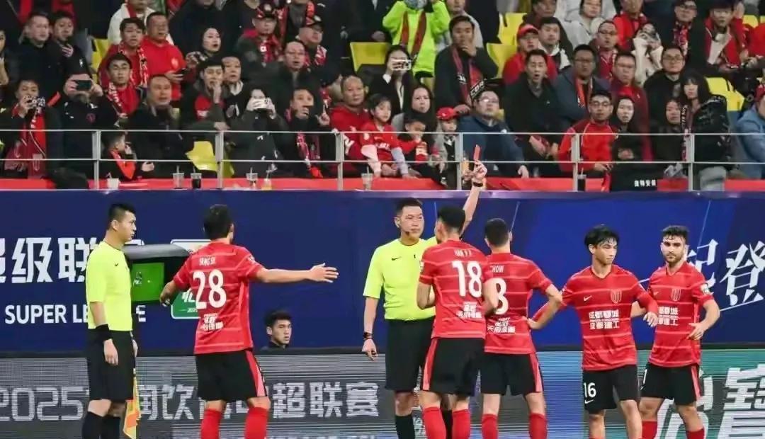 成都蓉城绕不开裁判甘树然这道坎？今年中超蓉城和津门虎首回合比赛，周定洋被裁判甘树