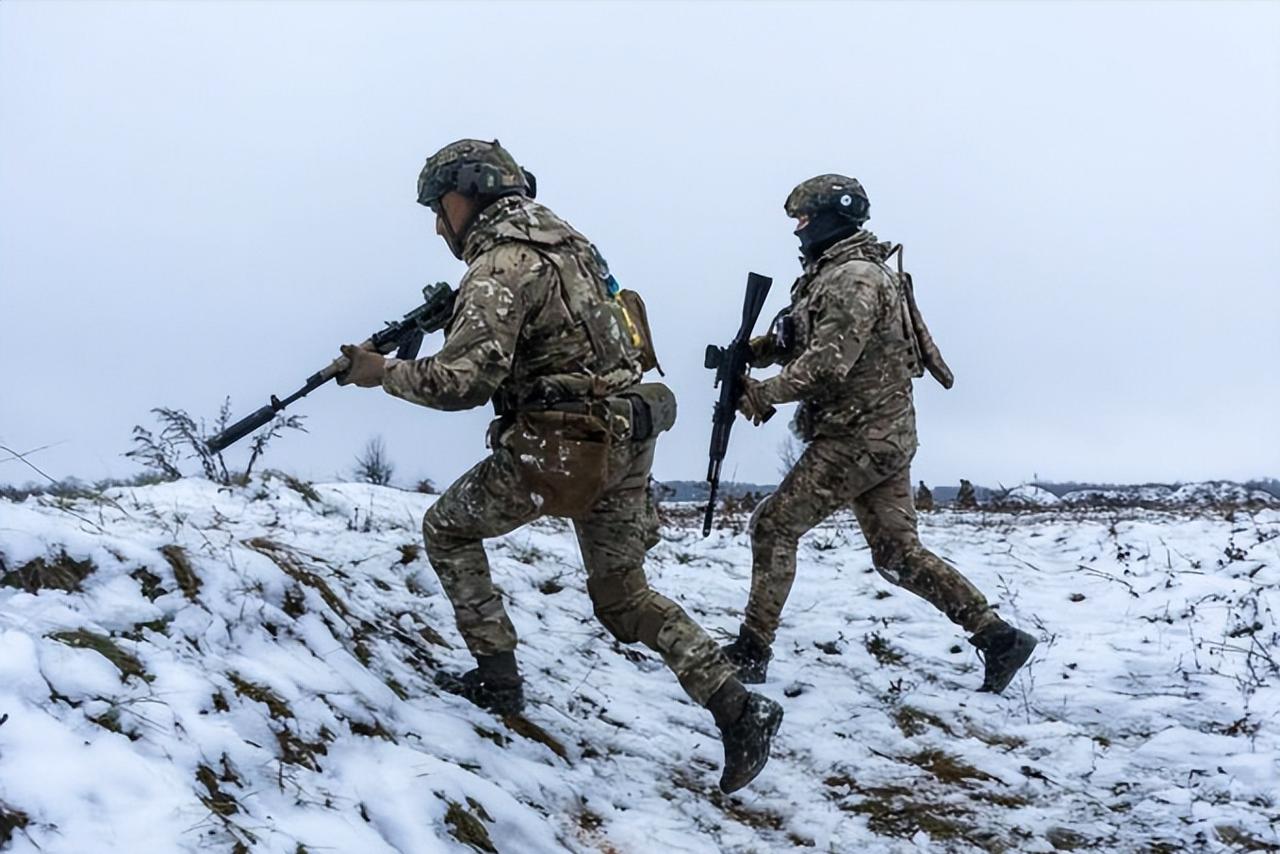 乌克兰武装部队总司令西尔斯基称，乌克兰国防军重新控制了被俄罗斯军队占领的400平