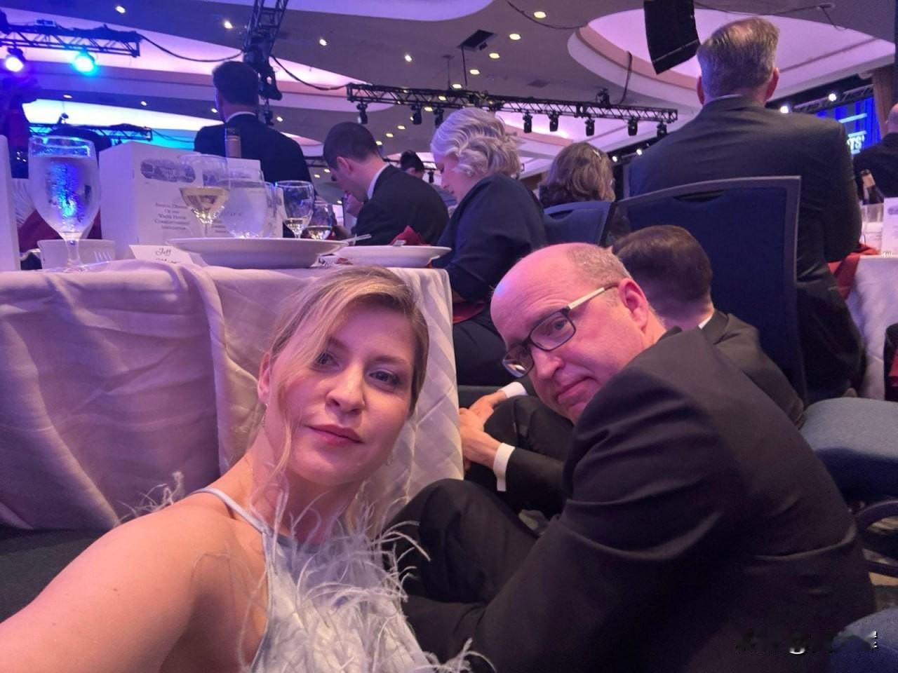 乌克兰驻美国大使斯捷法尼娜发布了华盛顿晚宴枪击事件事发前后数分钟的现场画面