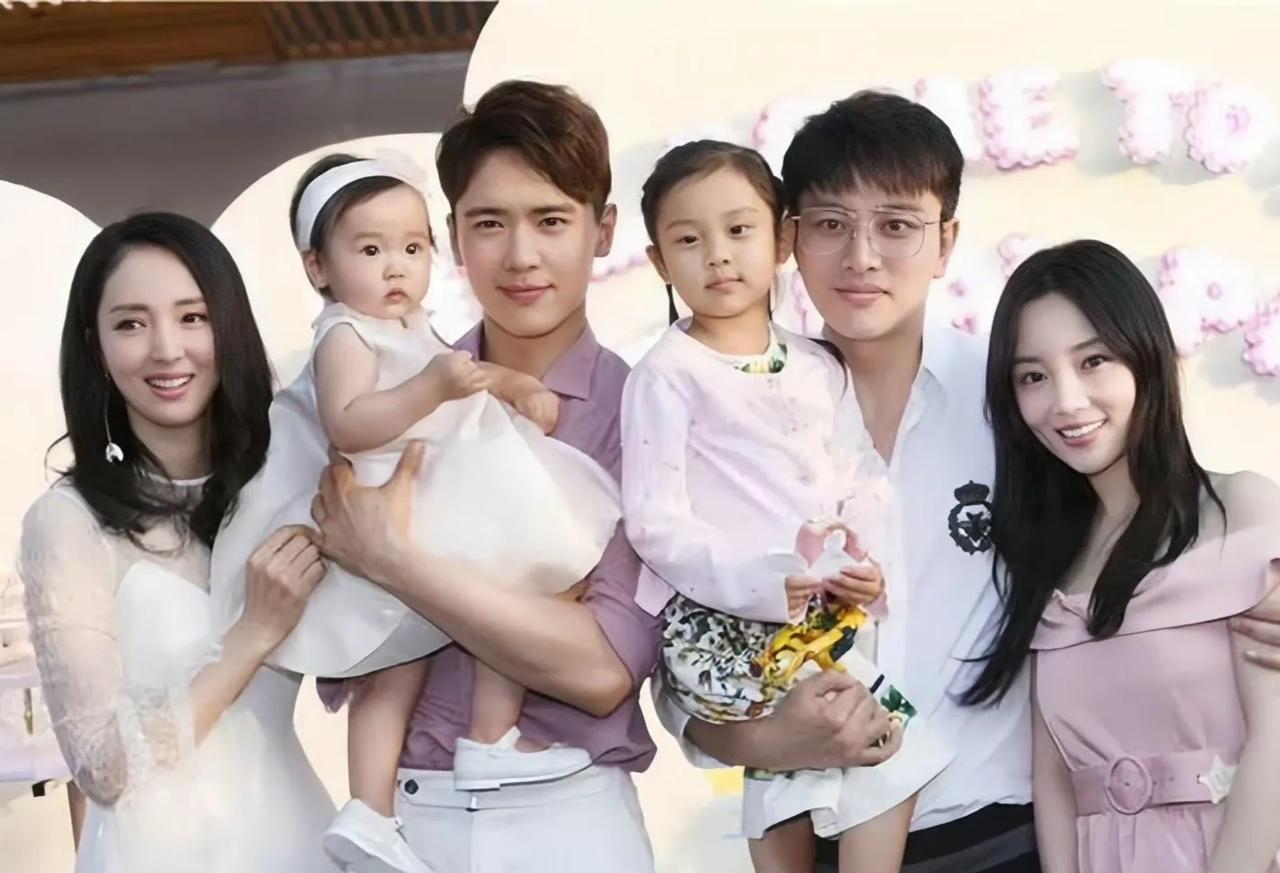 董璇夫妇和李小璐夫妇合影，如今不见男人的身影，只剩下贵妇了。#演员美女#