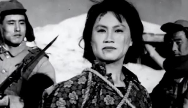 在江南水乡的昆承湖上，1941年夏季的阳光照射着微波荡漾的湖面。此时的湖水却不是