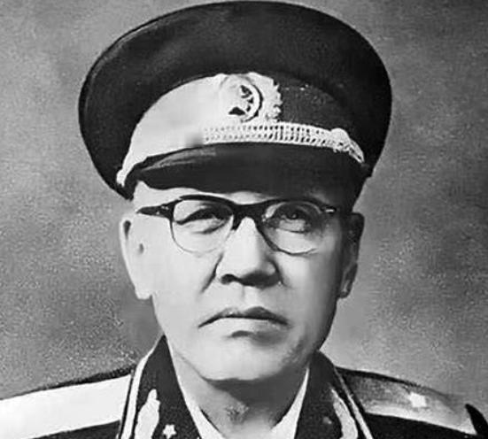 1955年授衔仪式结束后，仅获评少将军衔的贺晋年，遇到了刚跟老领导敬礼、寒暄完毕