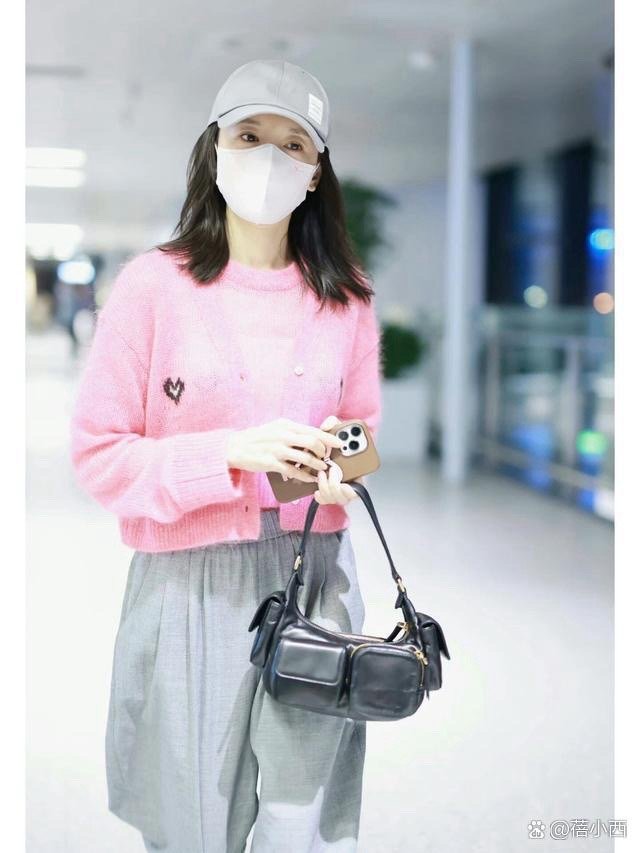 董洁的中年穿搭也太显年轻了！粉色开衫搭配灰色阔腿裤，减龄又高级，时髦感拉满～