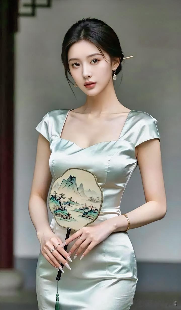 银缎流光，勾勒玲珑身段。青丝挽就雅致，团扇轻摇山水入画。她眼波温润，如古韵初醒，