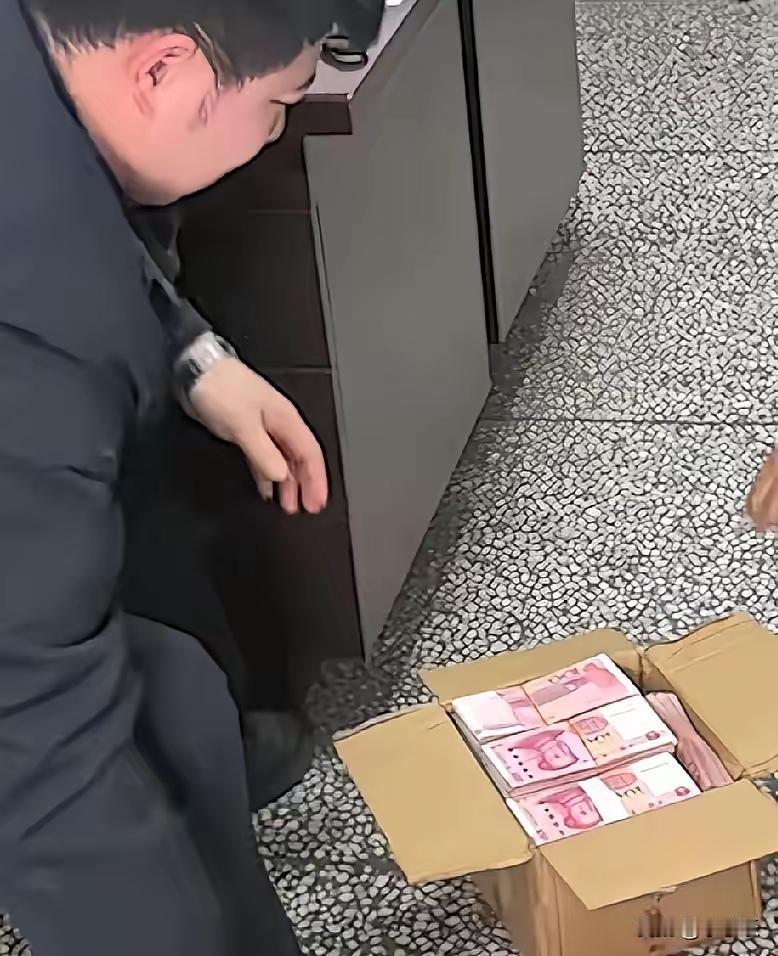 重庆快递小哥神操作！拒送“无味水果”，开箱惊现70万现金，网友：这鼻子是装了