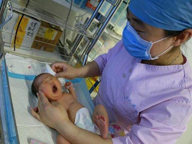 24岁孕妈顺产男宝后家属集体消失, 护士翻开被子后急哭了