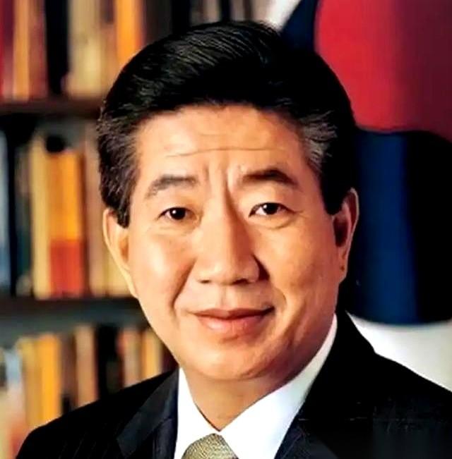 他从悬崖上跳下去之后，他儿子去了北大读博，他女儿去了美国，再也没回来。这事儿你