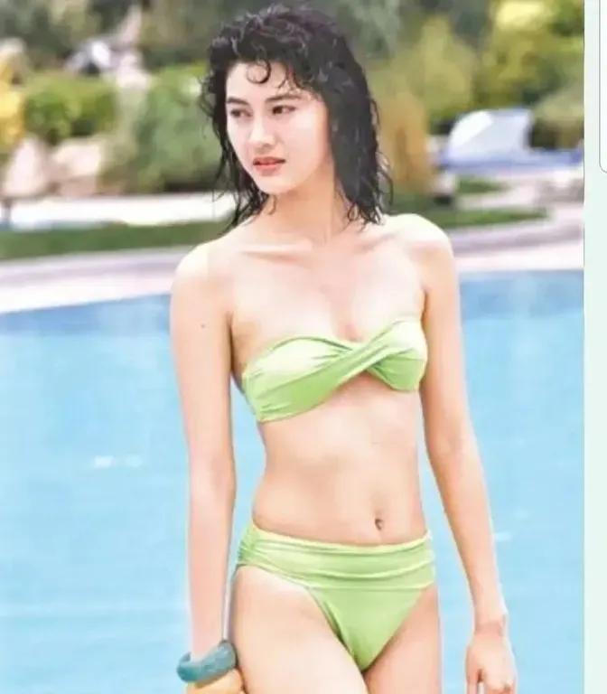 李嘉欣年轻的时候确实惊艳。她那双眼仿佛藏着星辰大海，大而灵动。身材更是一绝，修长