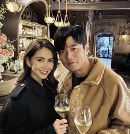 光看昆凌的账号内容就不可能不喜欢她，谁懂很多年以前喜欢周杰伦的时候做梦都想看他的