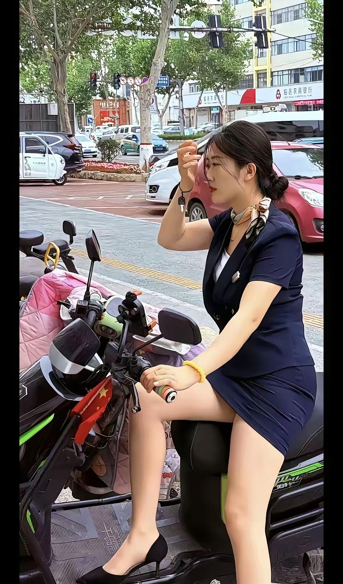 这才是真正的美女！特别是穿这种正式的工作礼服，把好身材展现得淋漓尽致！就是有点不