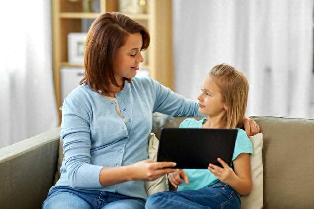 孩子越骂越笨? 脑科学真相扎心了: 你每天说的话, 正在改变孩子