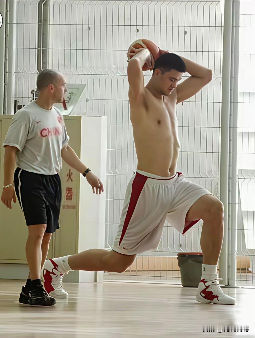 姚明年轻的时候，虽然自身的条件非常好，但是他训练是相当刻苦的，看到他以前训练时的