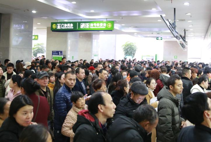 成都大病保险5类费用不再报销！医保做"减法"，到底是在保护谁？医保做"减法"