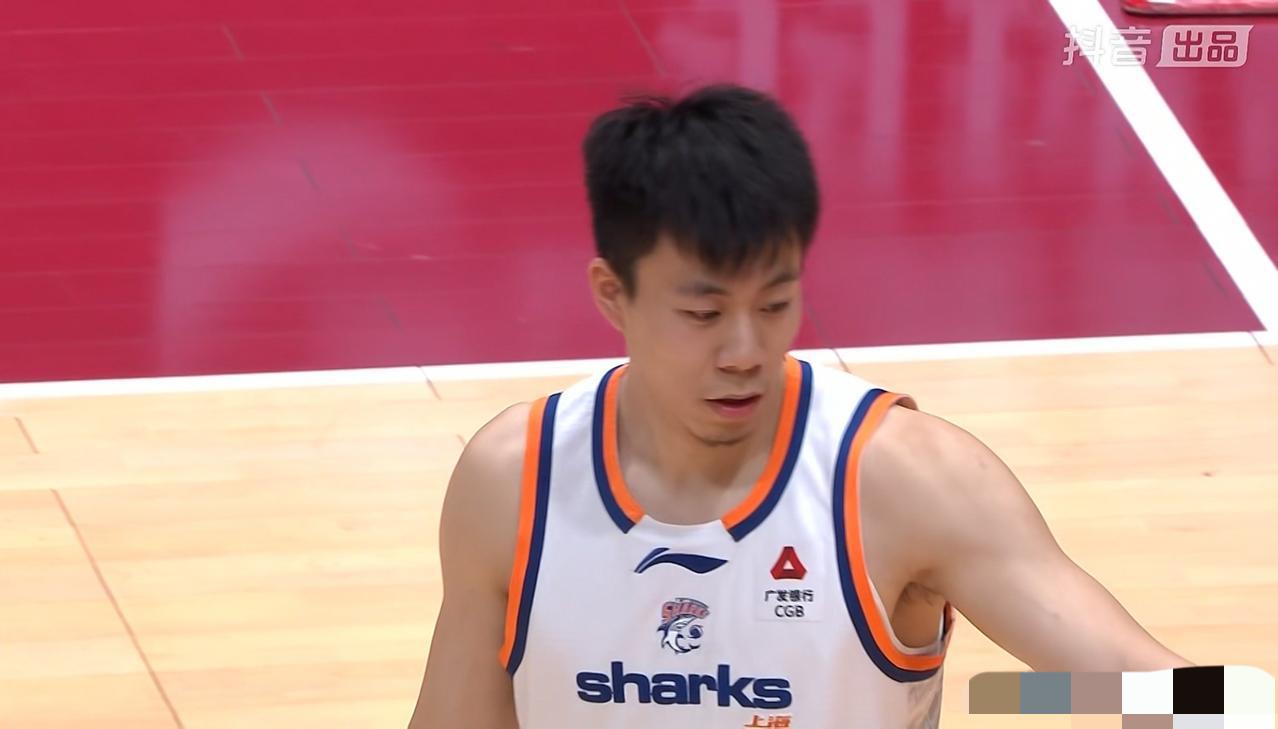 上海久事客战浙江稠州金租，上半场打完上海46:40暂时领先，可球队核心张镇麟的表