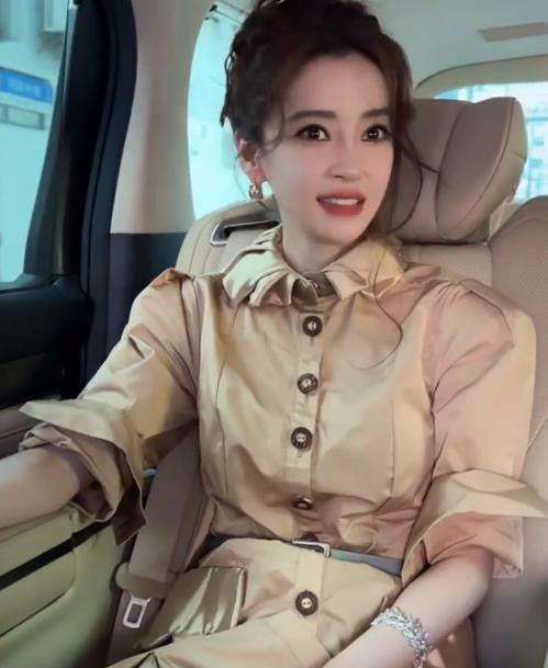 杨颖在向黄晓明示好？与黄晓明离婚，不仅没有说对方一句坏话，而且在黄晓明表弟孩