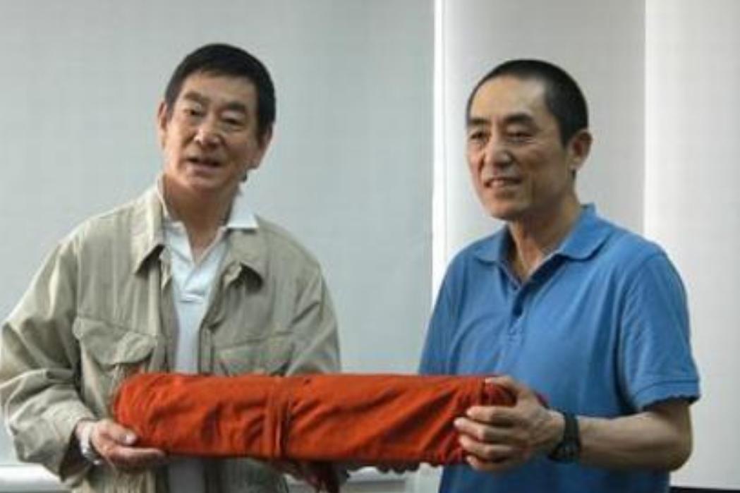 张艺谋说，2008年，我正在筹办奥运会工作，高仓健送我一把日本刀，翻译告