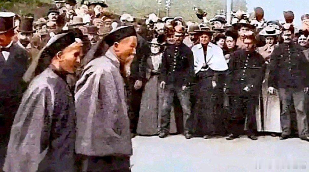 百年前，我们低头哈腰，受尽屈辱百年后，换别人对我们点头哈腰这不是什么作秀，这就是