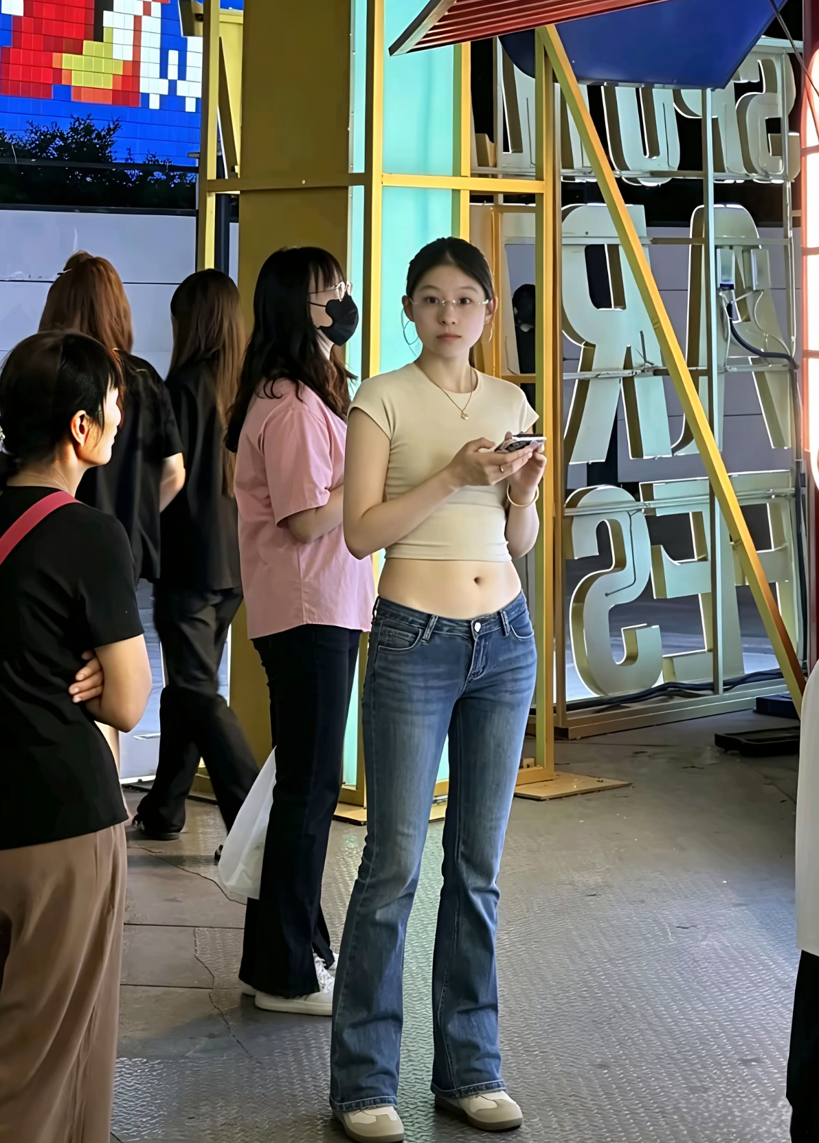来海南出差，偷拍了张同事的照片[无奈吐舌]