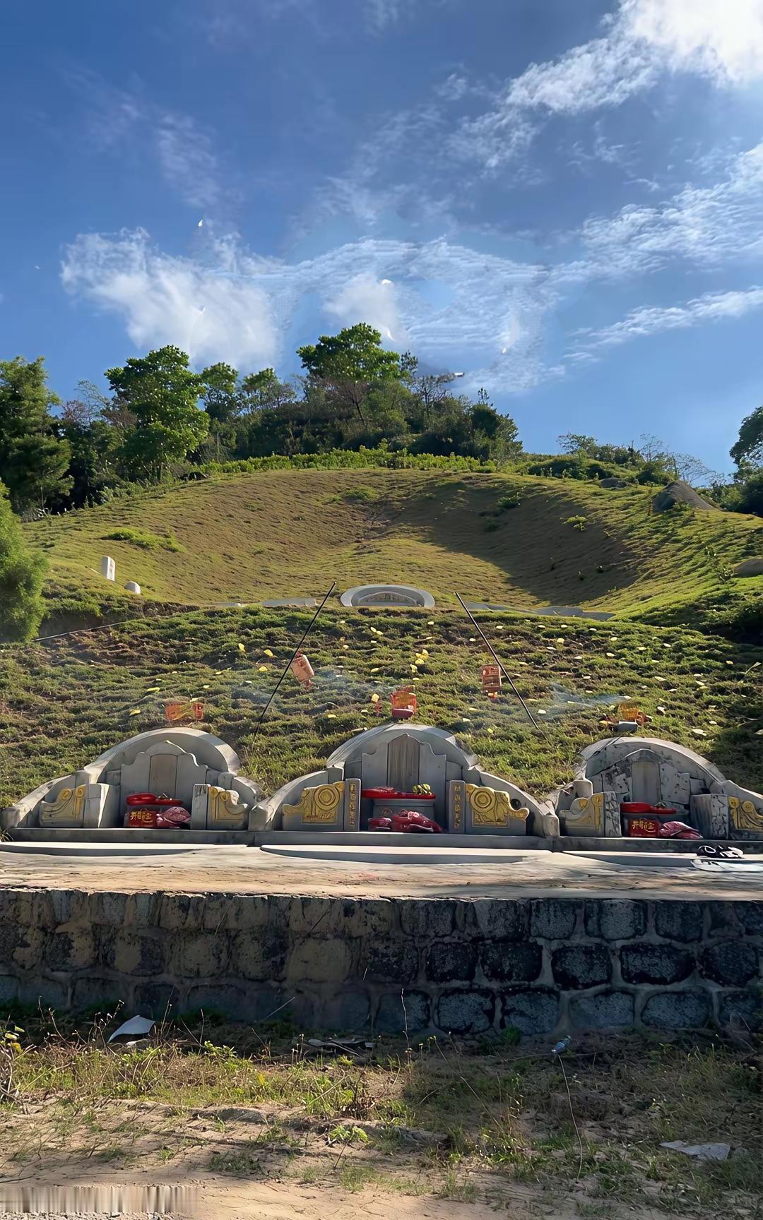 网友随手一拍，祖坟被挖成圆坑，前面堆着新鲜松土，土里还冒出三个坟包，照片一出评论