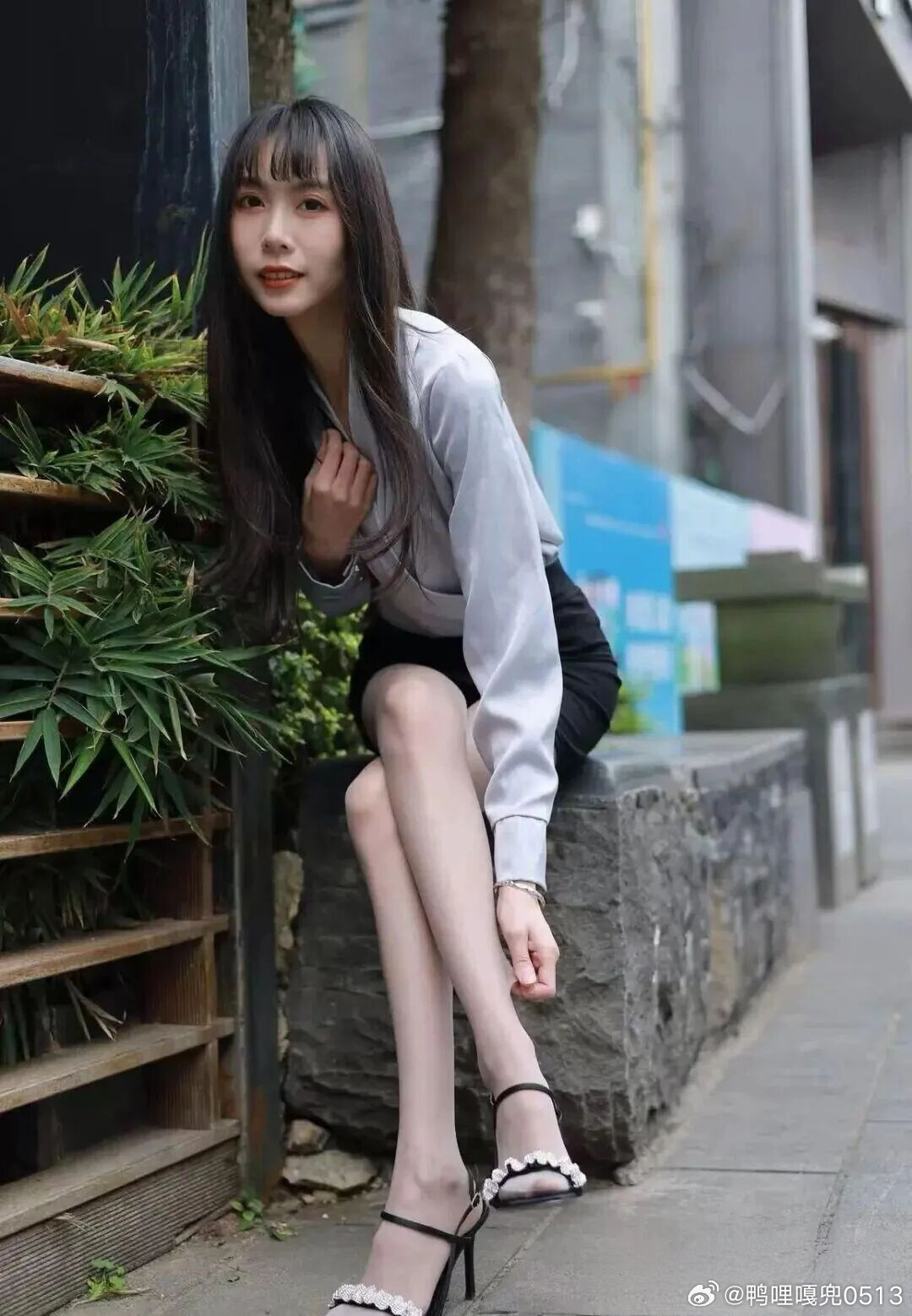 写真灰色衬衫搭配黑色短裙好身材吸睛