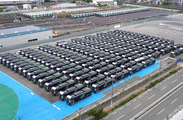 日本这次连鞠躬都省了，直接甩锅中国！去年大阪世博会那100多辆崭新电动大巴，还没