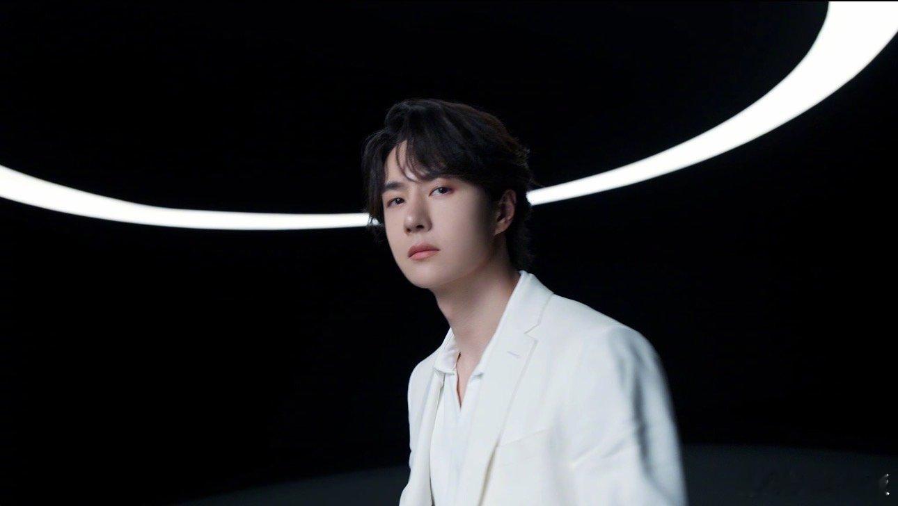 王一博控温也控场自信的底气，从来都是双向奔赴的适配！王一博最新短片从容驾驭舞台