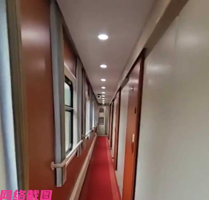 河南有女子带着自己妈妈去海南三亚过年，女子没有买飞机票也没买高铁票，而是买了一趟