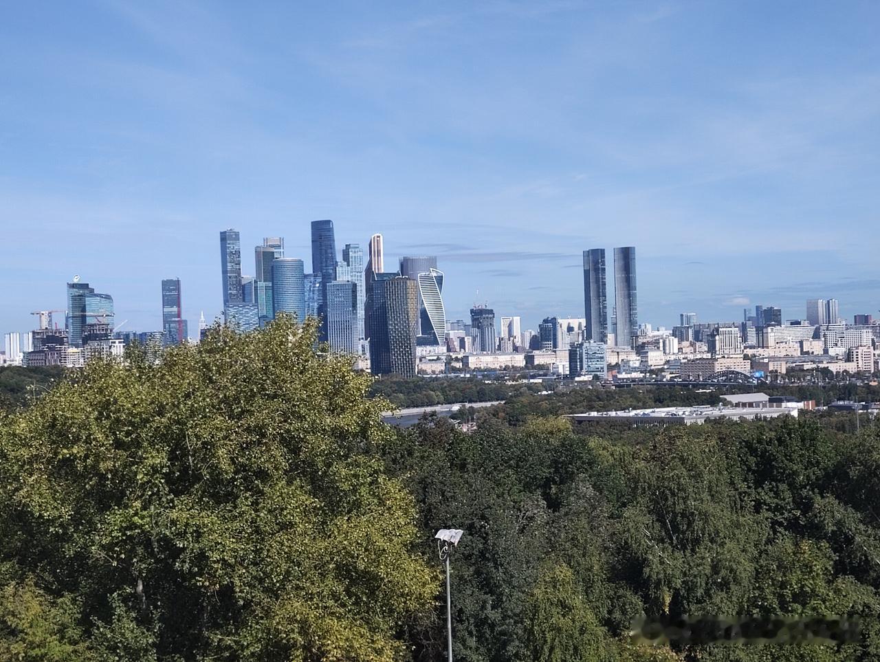 麻雀山观景台——位于莫斯科大学广场对面，从这里俯瞰莫斯科市区景色，可以看到现代化