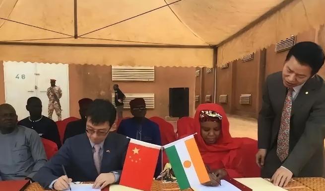 中国决不会再当冤大头！在尼日尔首都尼亚美的加油站前，等待加油的车队蜿蜒三公里，