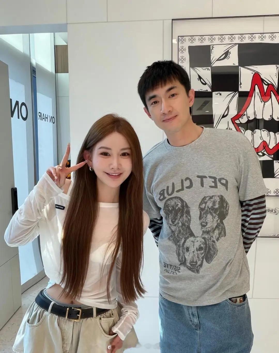 38岁林更新现身广州一家理发店剪头发，他打扮时尚显年轻，他的打扮像大学生，身材很