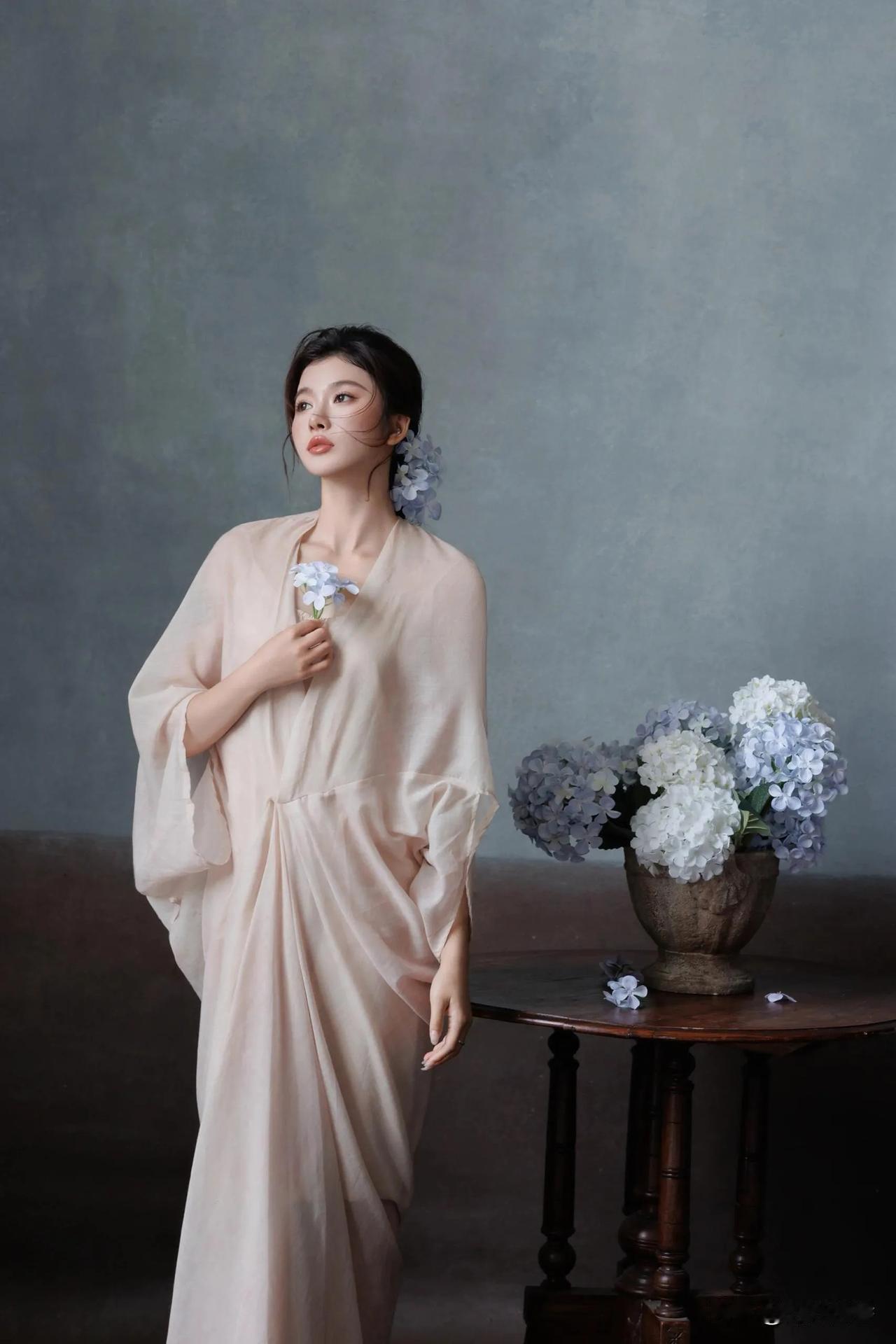 吴艳妮中国风写真，一改霸气且力量感十足的运动风，充满了温婉典雅的古典文静之美。