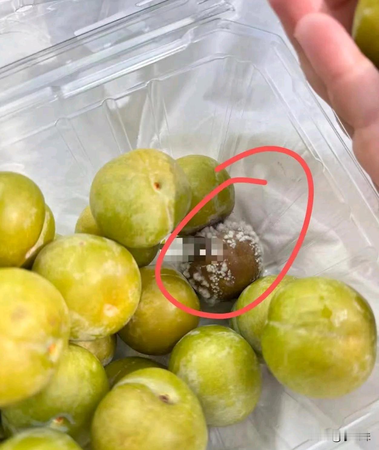 像这样坏了一个，是不是整盒都不能吃了？