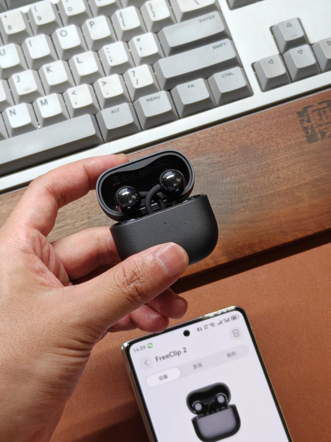 这玩意的续航，是真的相当不错。原本我以为这么小的体积，单次有个四五个小时也很好了